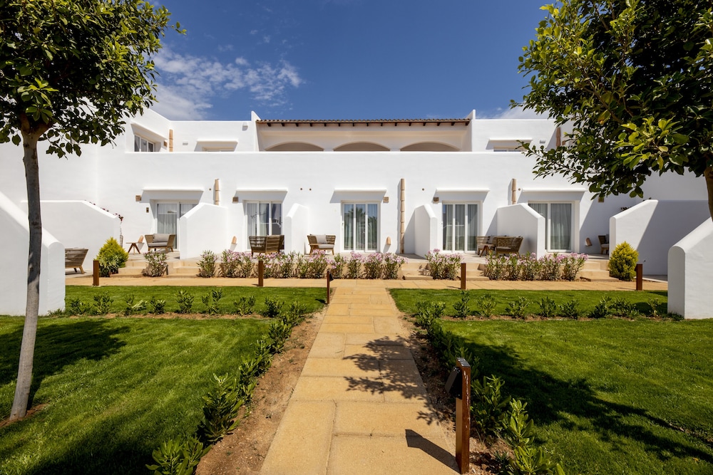 Eques Petit Resort — Hotel building in Cala d´Or, Balearic Islands