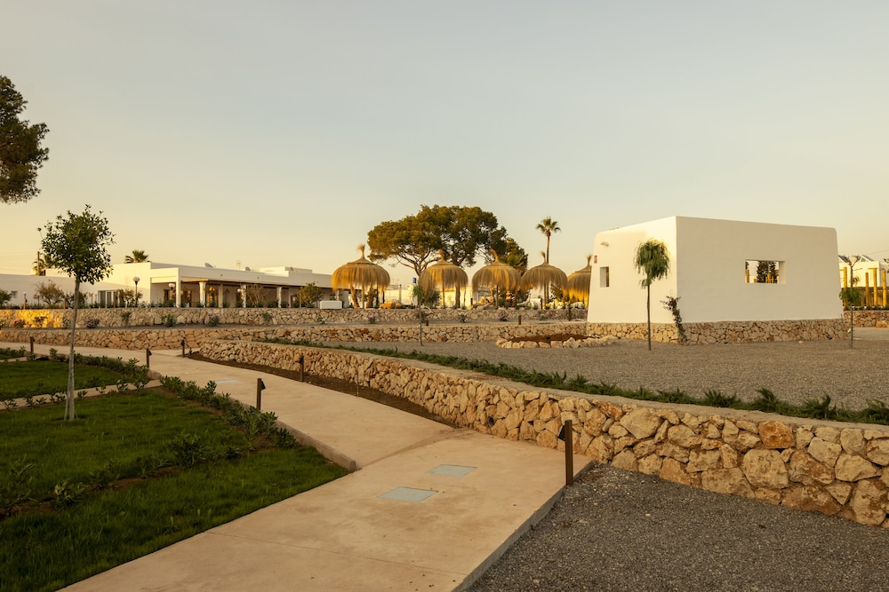 Eques Petit Resort — Hotel building in Cala d´Or, Balearic Islands