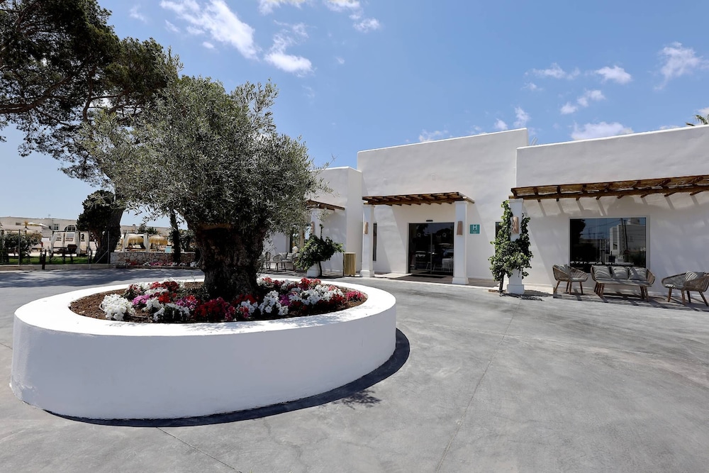 Eques Petit Resort — Hotel building in Cala d´Or, Balearic Islands