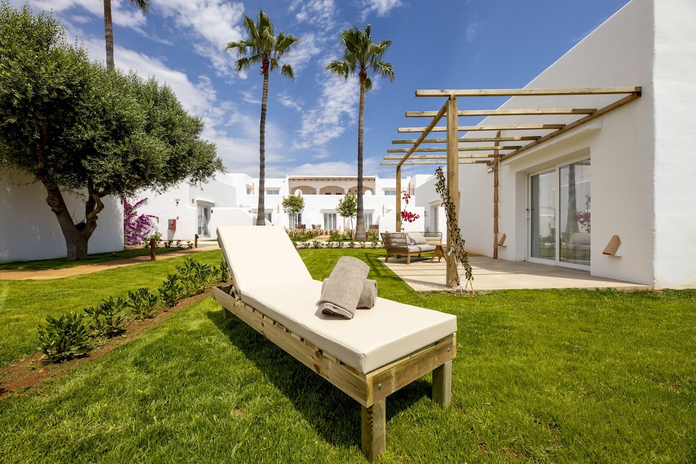 Eques Petit Resort — Hotel building in Cala d´Or, Balearic Islands