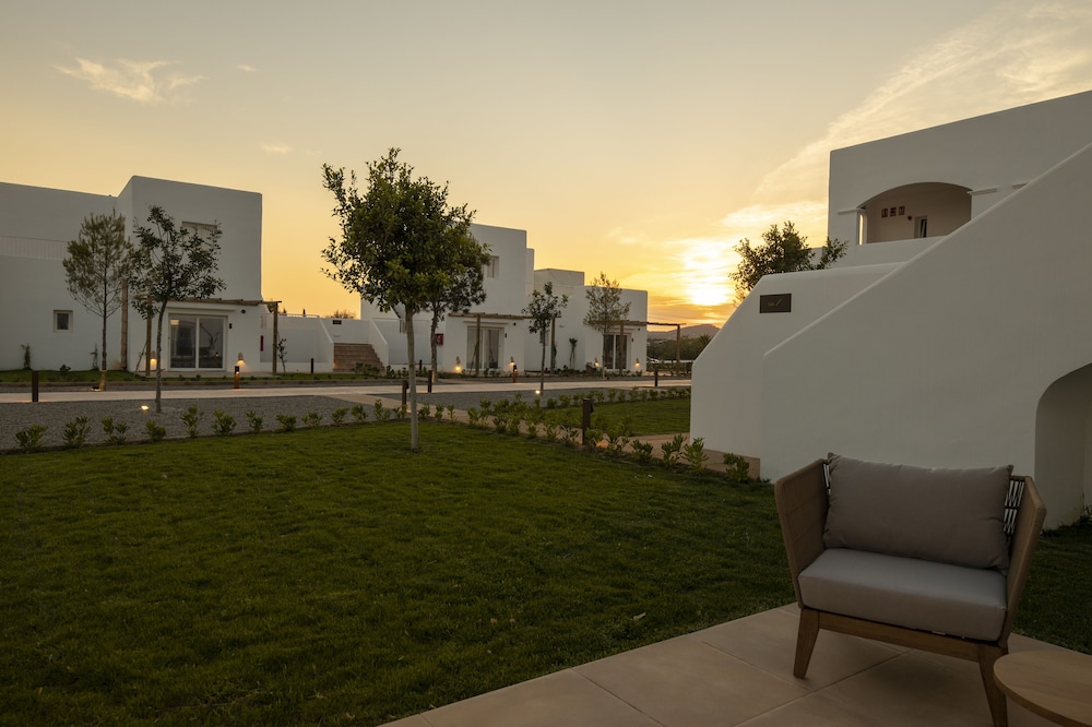 Eques Petit Resort — Hotel building in Cala d´Or, Balearic Islands