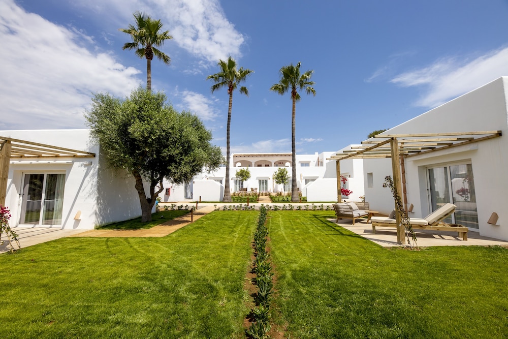 Eques Petit Resort — Hotel building in Cala d´Or, Balearic Islands