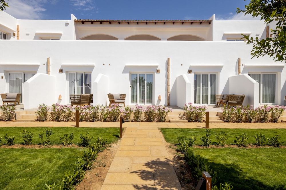 Eques Petit Resort — Hotel building in Cala d´Or, Balearic Islands