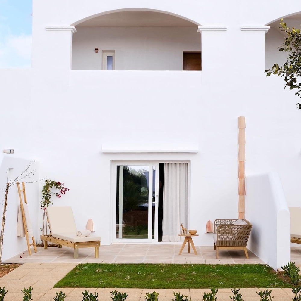 Eques Petit Resort — Hotel building in Cala d´Or, Balearic Islands