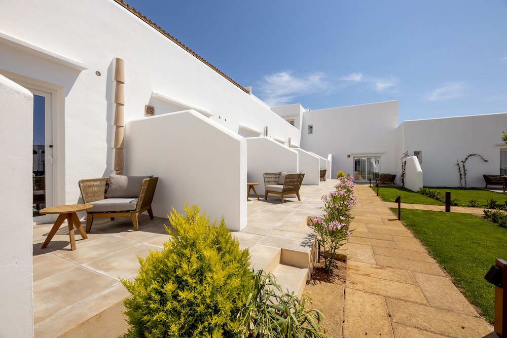 Eques Petit Resort — Hotel building in Cala d´Or, Balearic Islands