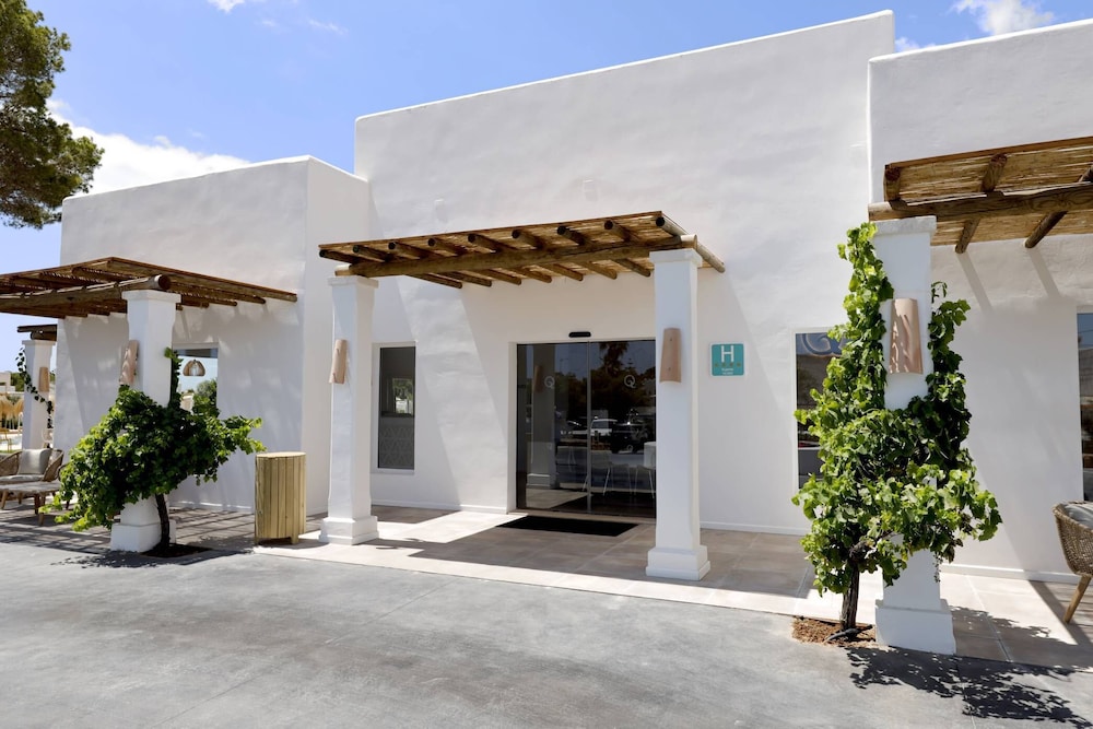 Eques Petit Resort — Hotel building in Cala d´Or, Balearic Islands
