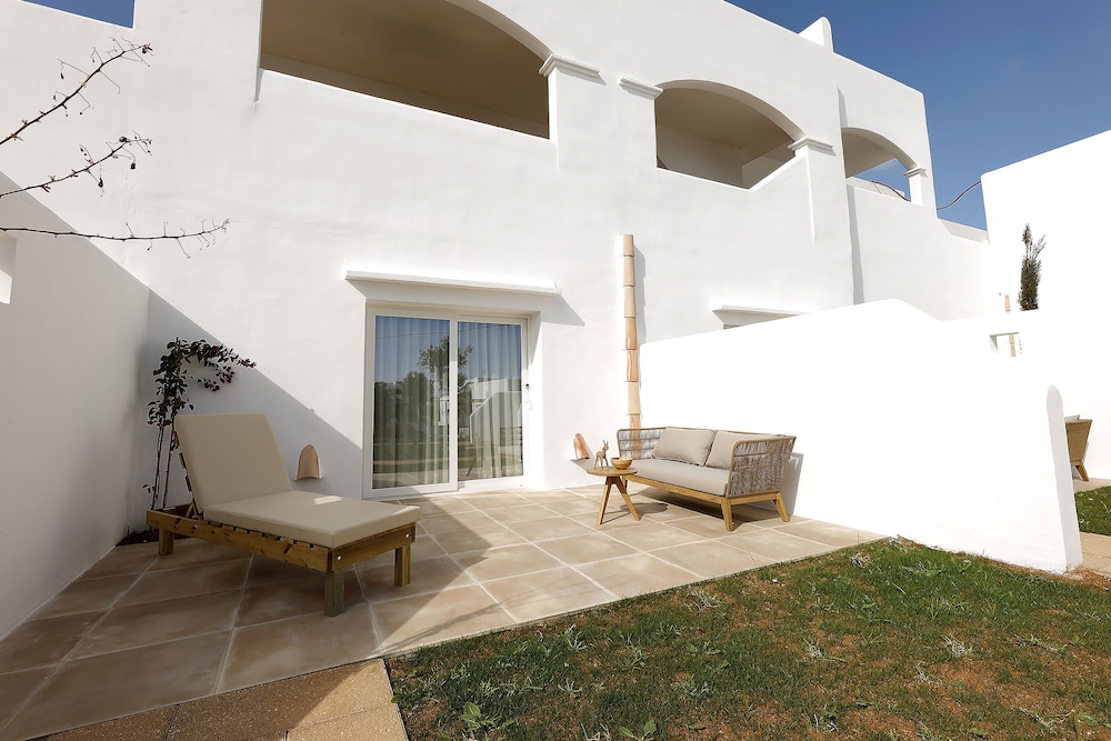 Eques Petit Resort — Hotel building in Cala d´Or, Balearic Islands