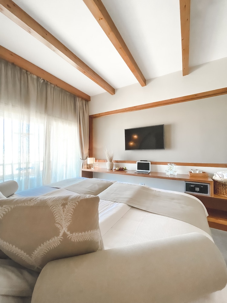 The Breakers Diving & Surfing Lodge — Hotel rooms in Soma Bay, Red Sea