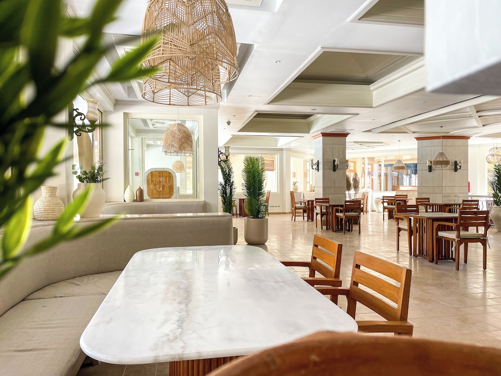 The Breakers Diving & Surfing Lodge — Restaurant & bars in Soma Bay, Red Sea