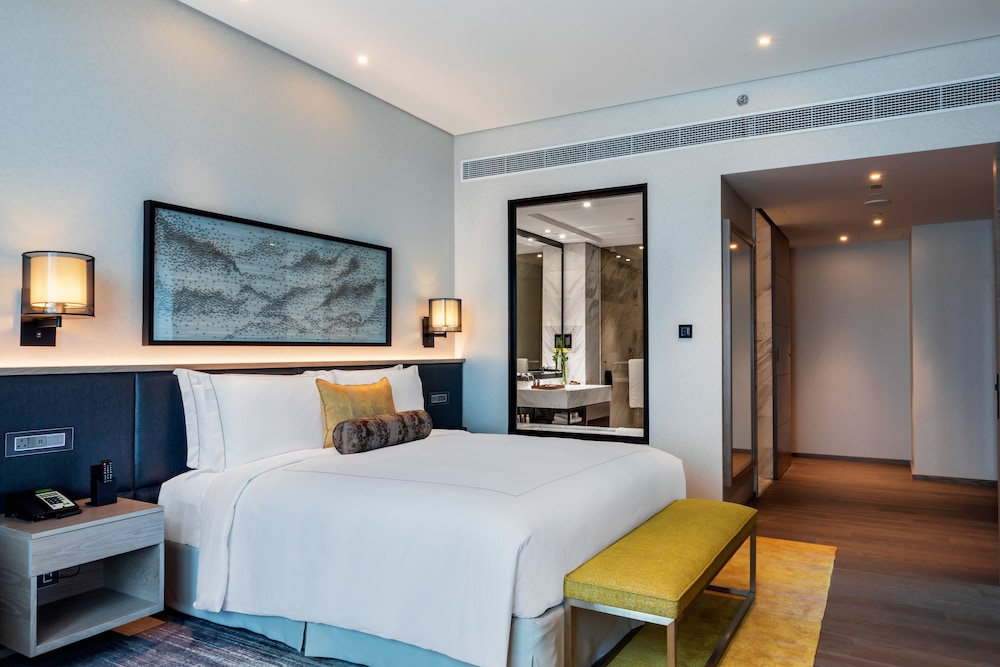Taj Jumeirah Lakes Towers, Dubai — Rooms in Dubai