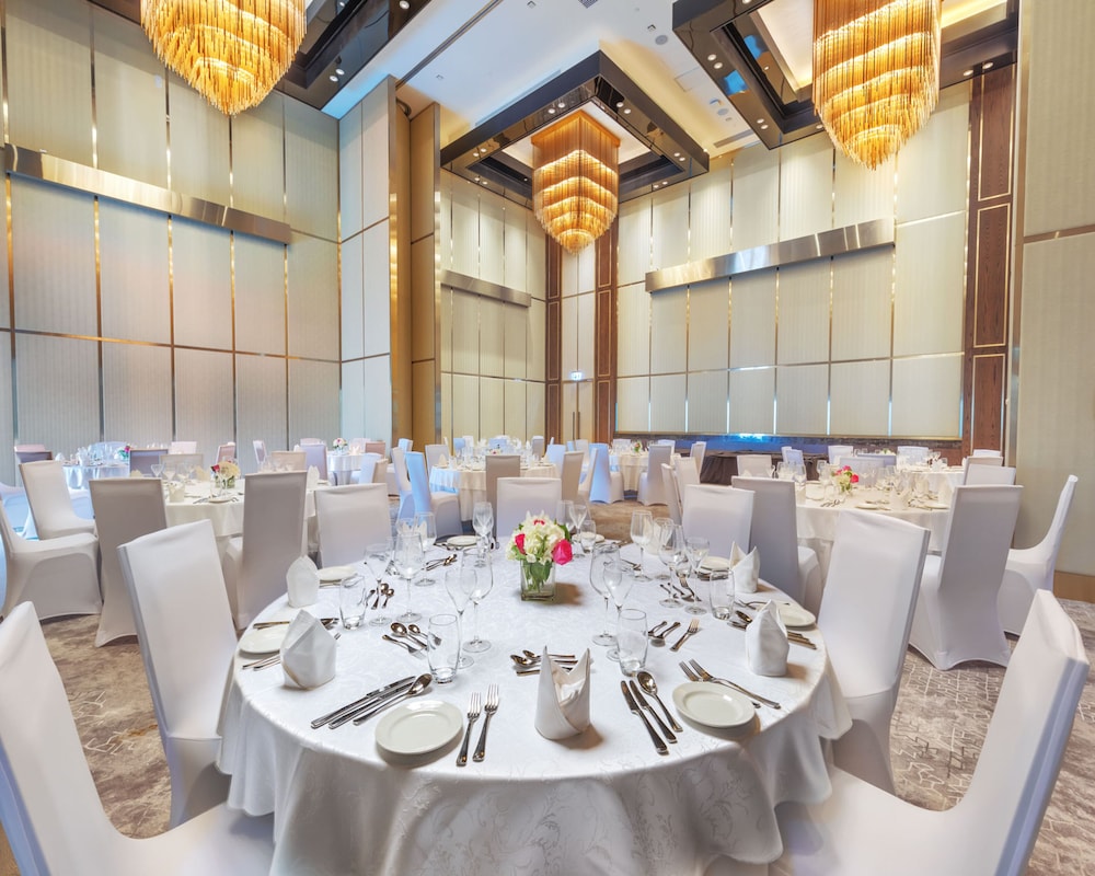 Taj Jumeirah Lakes Towers, Dubai — Shared spaces in Dubai