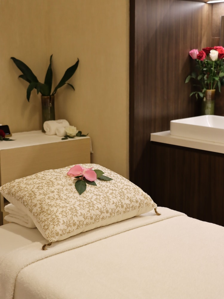 Taj Jumeirah Lakes Towers, Dubai — Facilities in Dubai