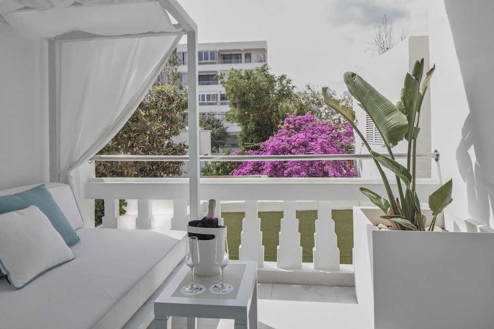 MIM Ibiza Member of Meliá Collection — Hotel rooms in Playa d'en Bossa, Balearic Islands