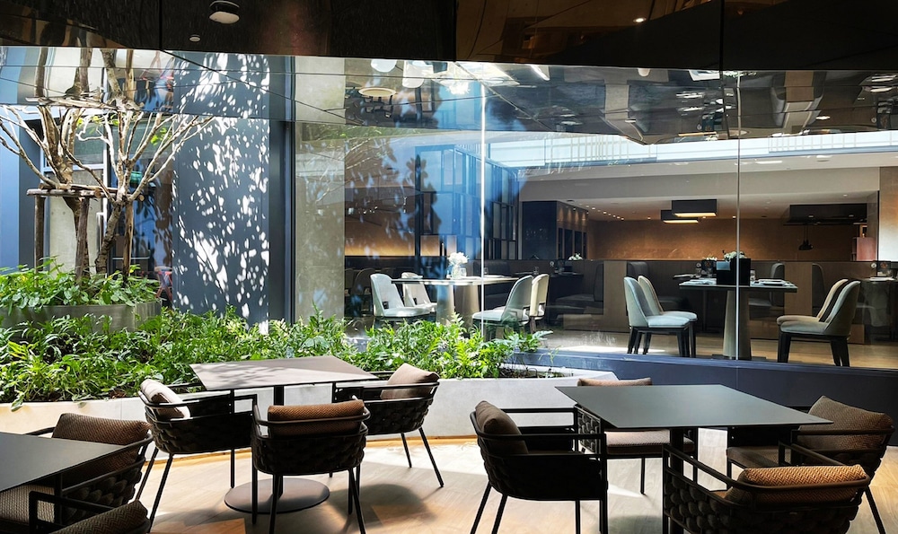 Carlton Hotel Bangkok Sukhumvit — Restaurant & bars in Bangkok, Bangkok