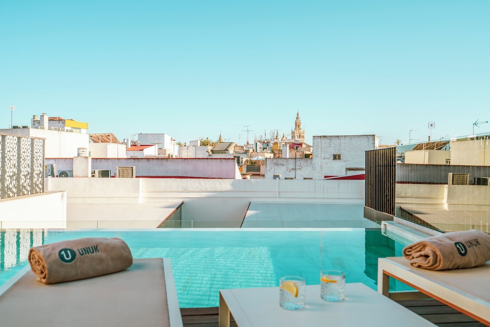 Hotel Vincci Selección Unuk 5* GL — Swimming pool in Seville, Andalusia