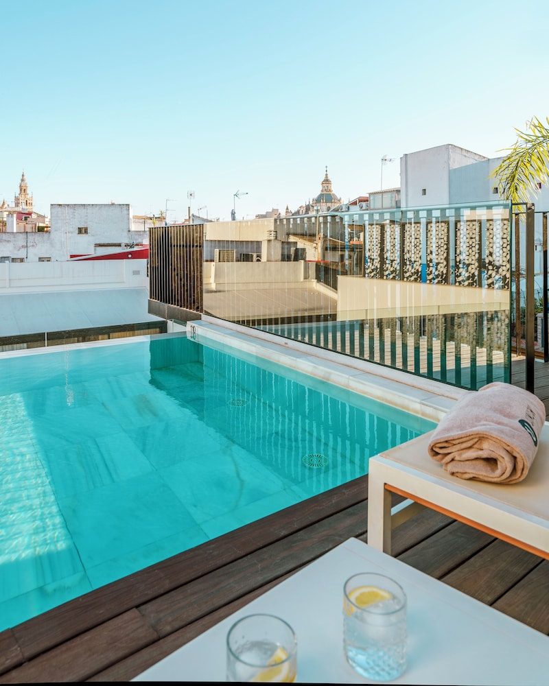 Hotel Vincci Selección Unuk 5* GL — Swimming pool in Seville, Andalusia