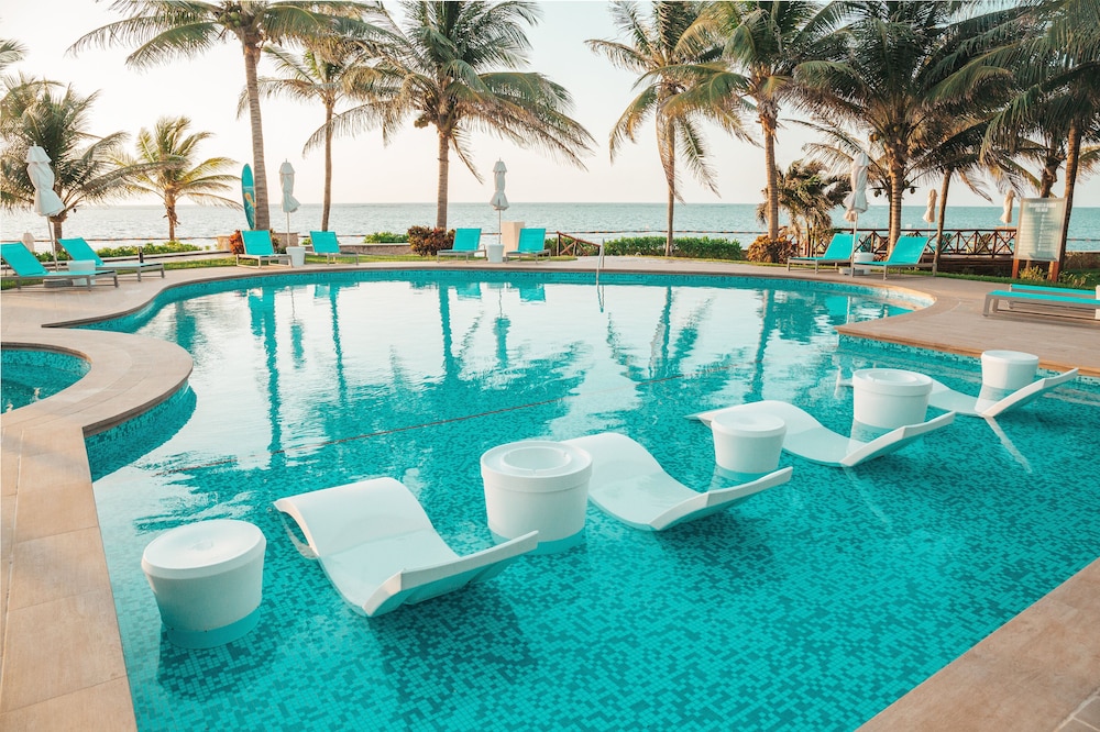 Margaritaville Island Reserve Riviera Cancún - A Karisma All-Inclusive Experience for All — Swimming pool in Puerto Morelos, Quintana Roo