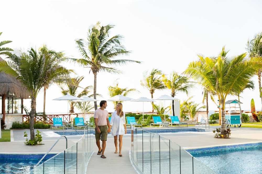 Margaritaville Island Reserve Riviera Cancún - A Karisma All-Inclusive Experience for All — Swimming pool in Puerto Morelos, Quintana Roo
