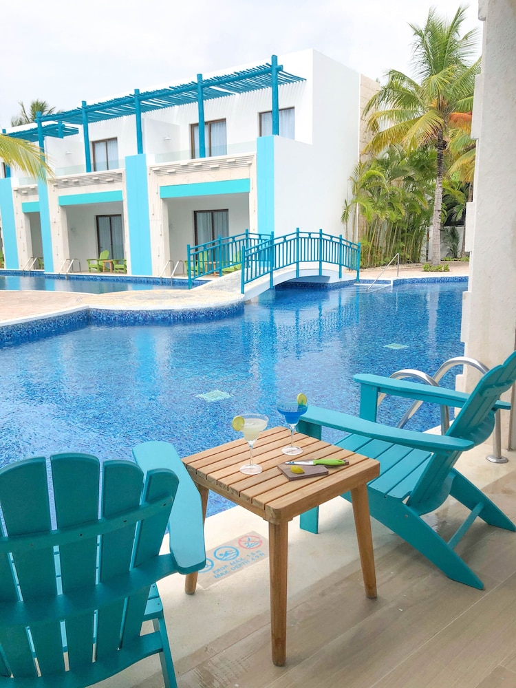 Margaritaville Island Reserve Riviera Cancún - A Karisma All-Inclusive Experience for All — Swimming pool in Puerto Morelos, Quintana Roo