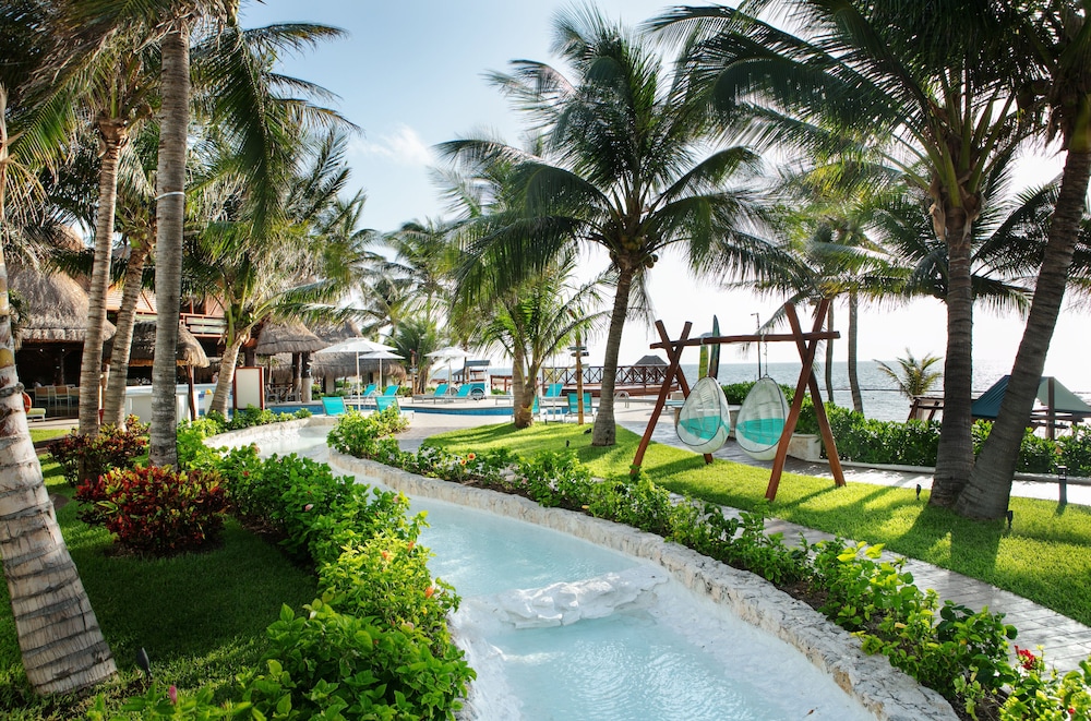 Margaritaville Island Reserve Riviera Cancún - A Karisma All-Inclusive Experience for All — Swimming pool in Puerto Morelos, Quintana Roo