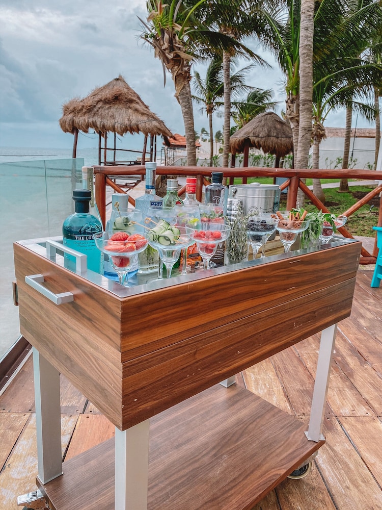 Margaritaville Island Reserve Riviera Cancún - A Karisma All-Inclusive Experience for All — Restaurant & bars in Puerto Morelos, Quintana Roo