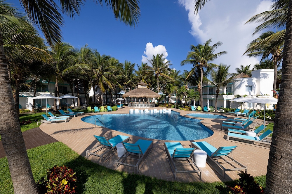 Margaritaville Island Reserve Riviera Cancún - A Karisma All-Inclusive Experience for All — Swimming pool in Puerto Morelos, Quintana Roo
