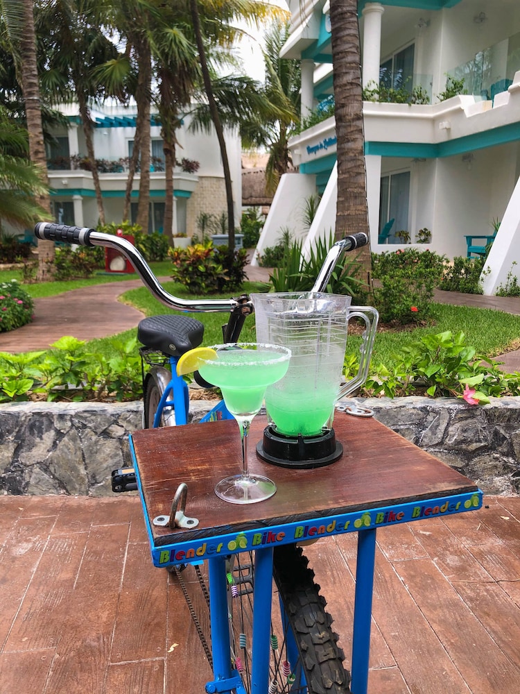 Margaritaville Island Reserve Riviera Cancún - A Karisma All-Inclusive Experience for All — Restaurant & bars in Puerto Morelos, Quintana Roo