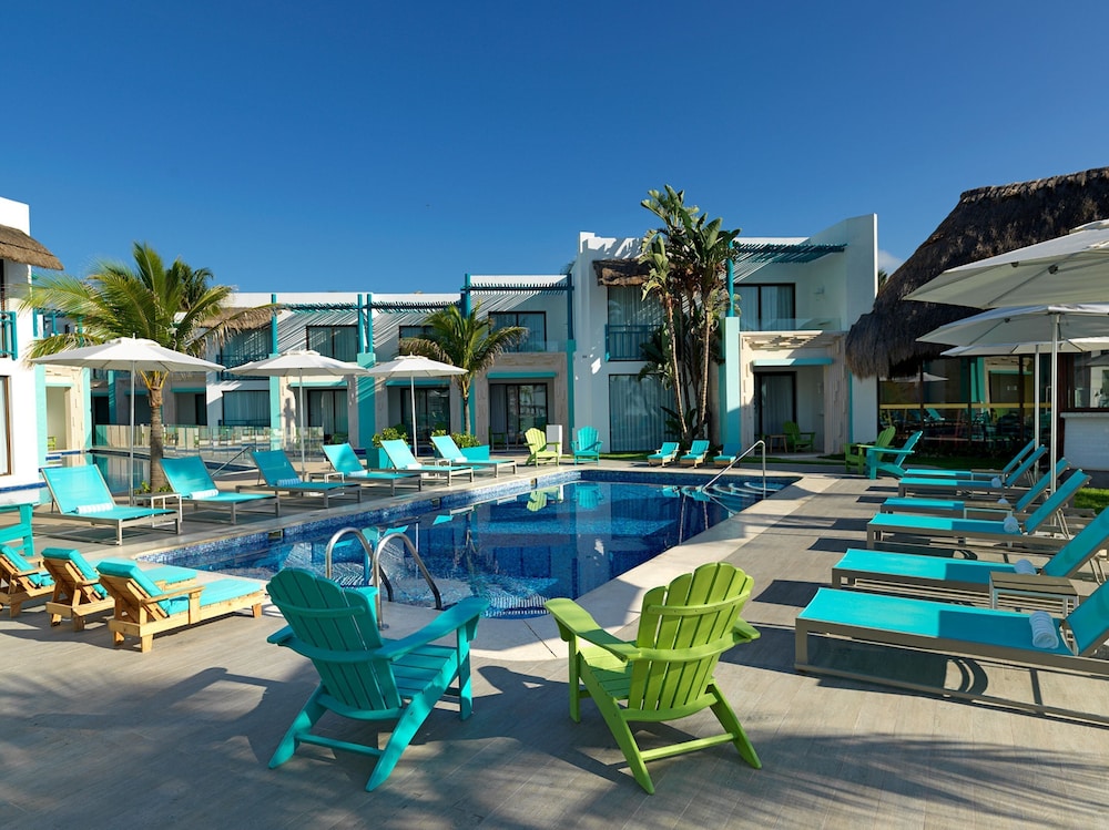 Margaritaville Island Reserve Riviera Cancún - A Karisma All-Inclusive Experience for All — Swimming pool in Puerto Morelos, Quintana Roo