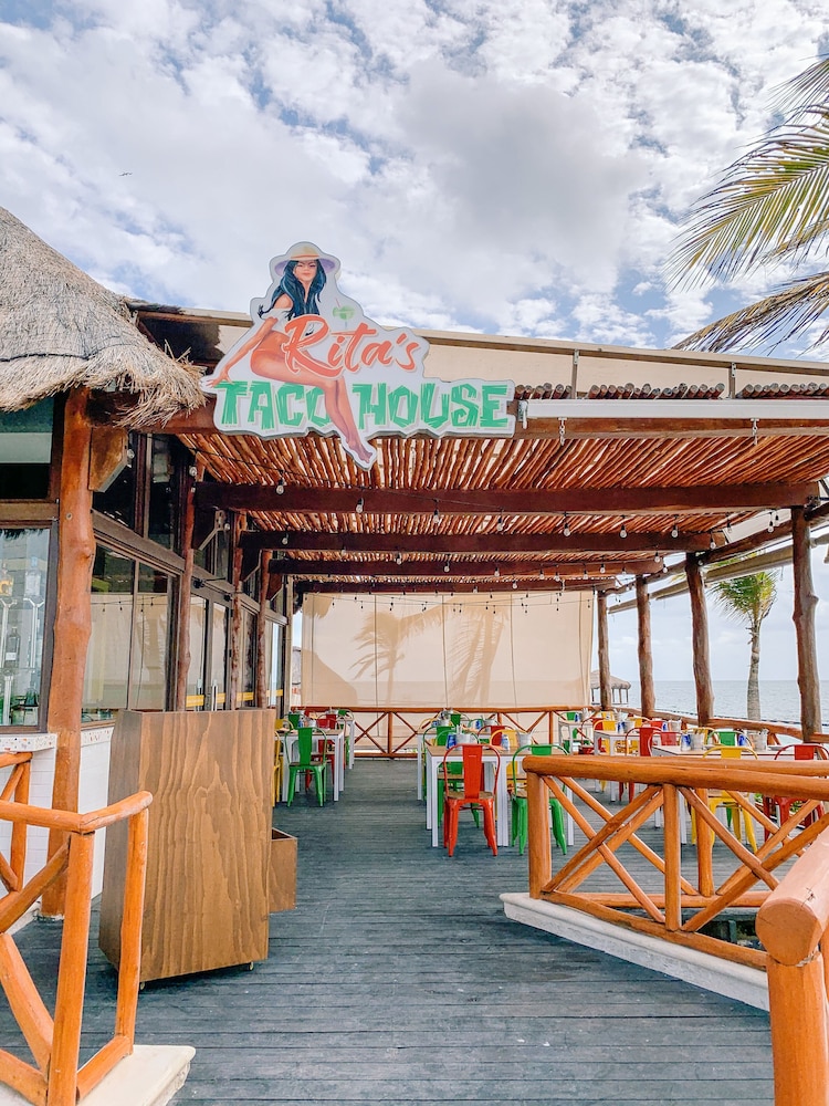 Margaritaville Island Reserve Riviera Cancún - A Karisma All-Inclusive Experience for All — Restaurant & bars in Puerto Morelos, Quintana Roo