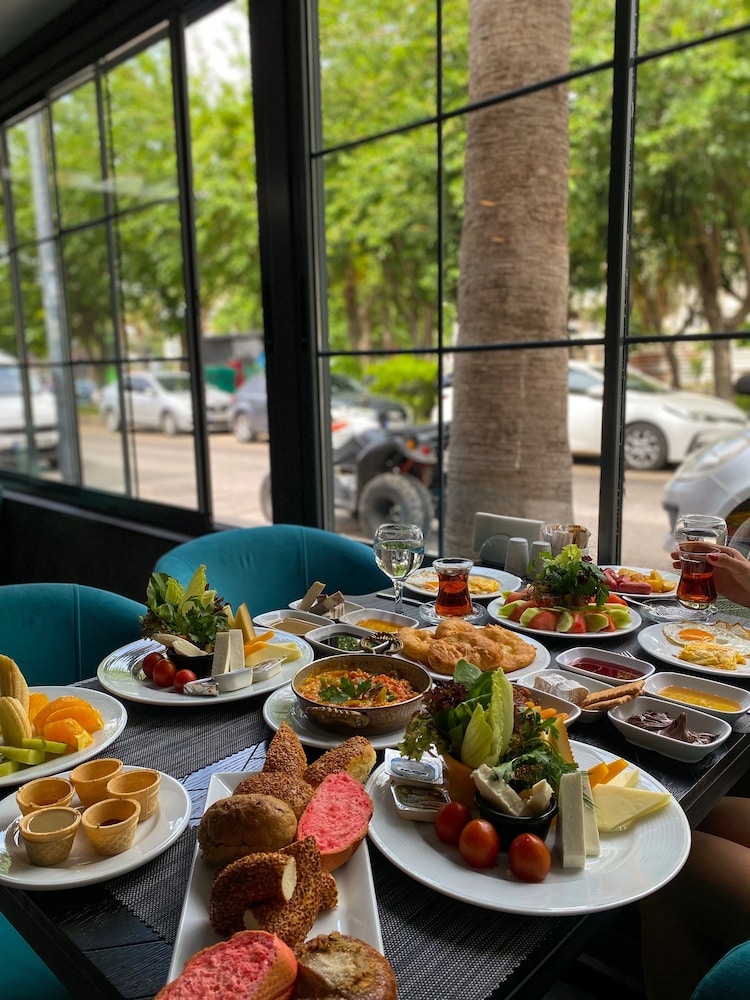 Falcon 1511 — Restaurant & bars in Antalya