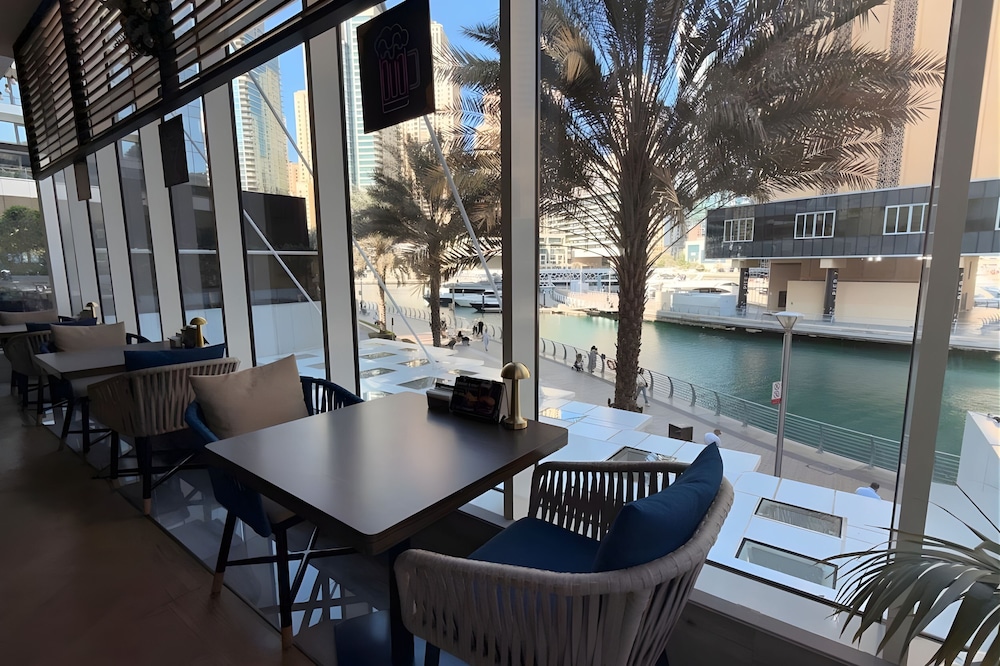 Crowne Plaza Dubai Marina by IHG — Restaurant & bars in Dubai