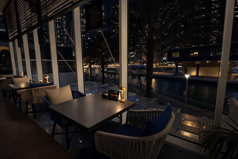 Crowne Plaza Dubai Marina by IHG — Restaurant & bars in Dubai