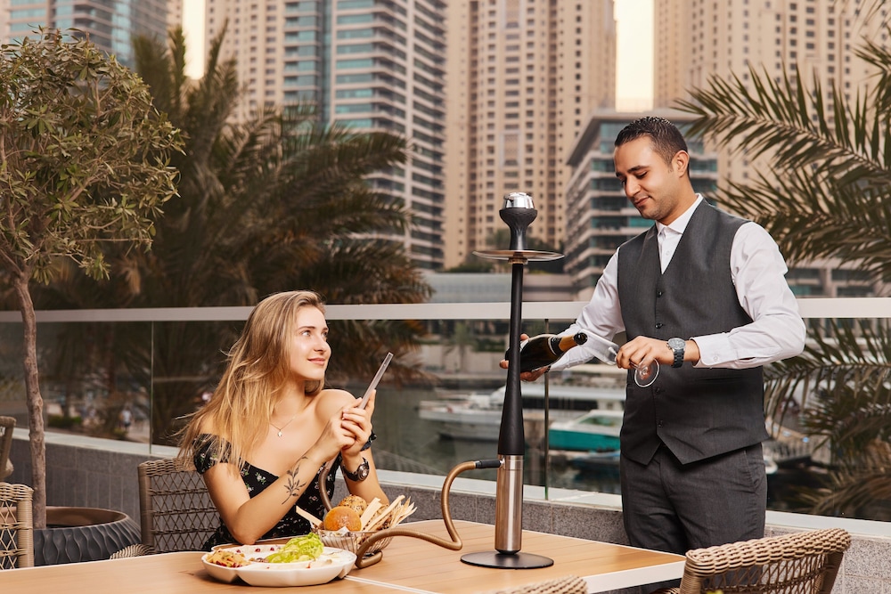 Crowne Plaza Dubai Marina by IHG — Restaurant & bars in Dubai