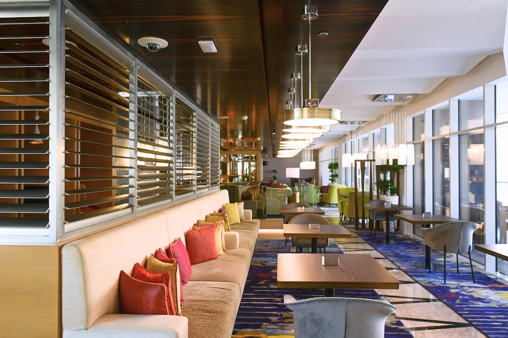 Crowne Plaza Dubai Marina by IHG — Restaurant & bars in Dubai