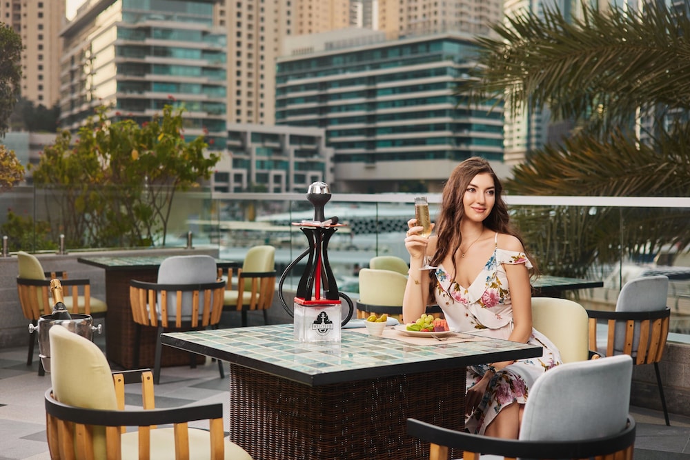 Crowne Plaza Dubai Marina by IHG — Restaurant & bars in Dubai