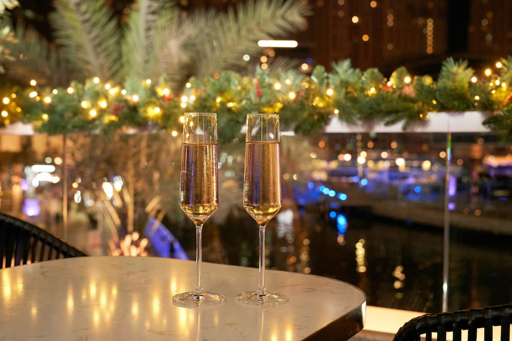 Crowne Plaza Dubai Marina by IHG — Restaurant & bars in Dubai