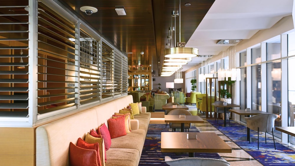 Crowne Plaza Dubai Marina by IHG — Restaurant & bars in Dubai