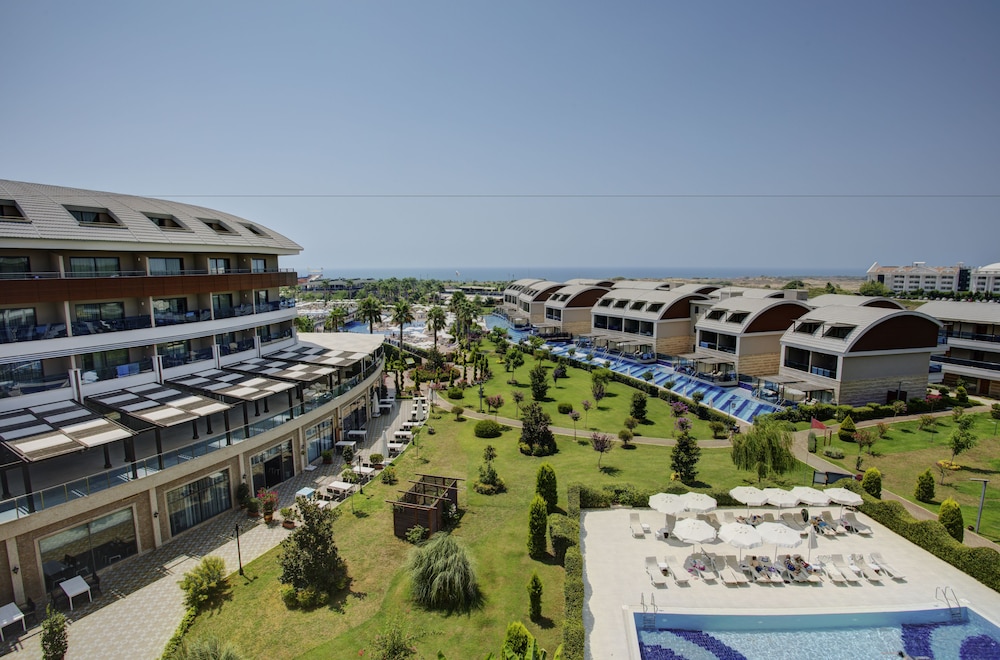Tui Magic Life Jacaranda - All Inclusive — Hotel building in Side