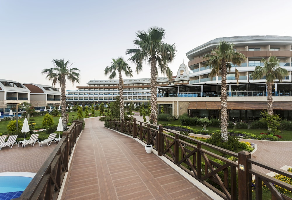 Tui Magic Life Jacaranda - All Inclusive — Hotel building in Side