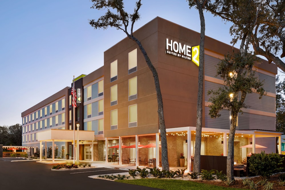 Home2 Suites by Hilton Fernandina Beach Amelia Island, FL — Hotel building in Amelia Island, Florida