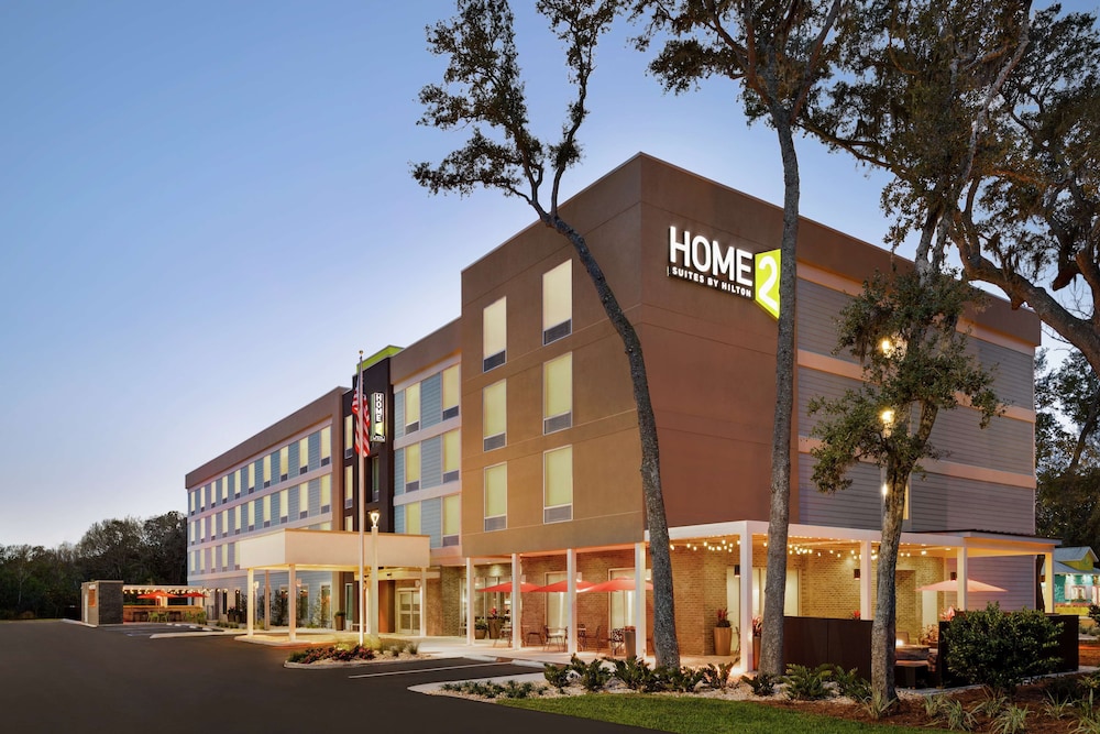 Home2 Suites by Hilton Fernandina Beach Amelia Island, FL — Hotel building in Amelia Island, Florida