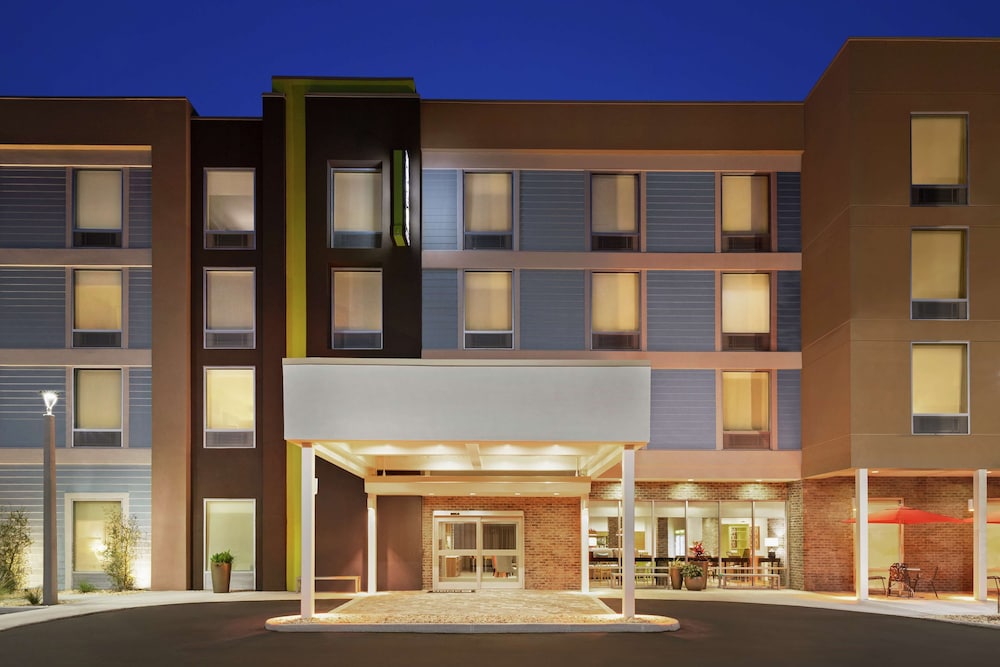 Home2 Suites by Hilton Fernandina Beach Amelia Island, FL — Hotel building in Amelia Island, Florida