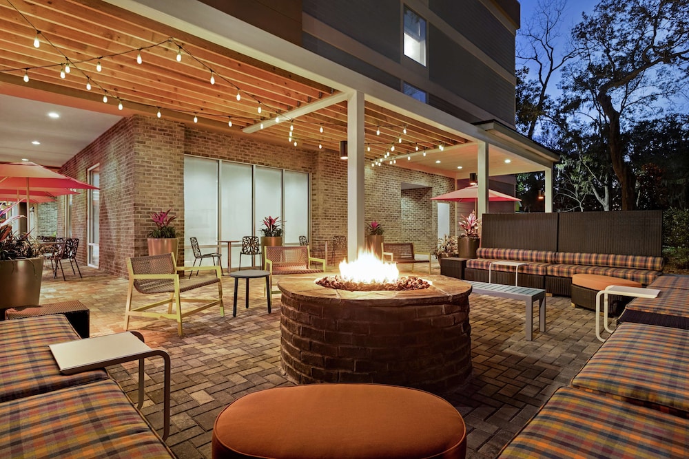 Home2 Suites by Hilton Fernandina Beach Amelia Island, FL — Hotel building in Amelia Island, Florida