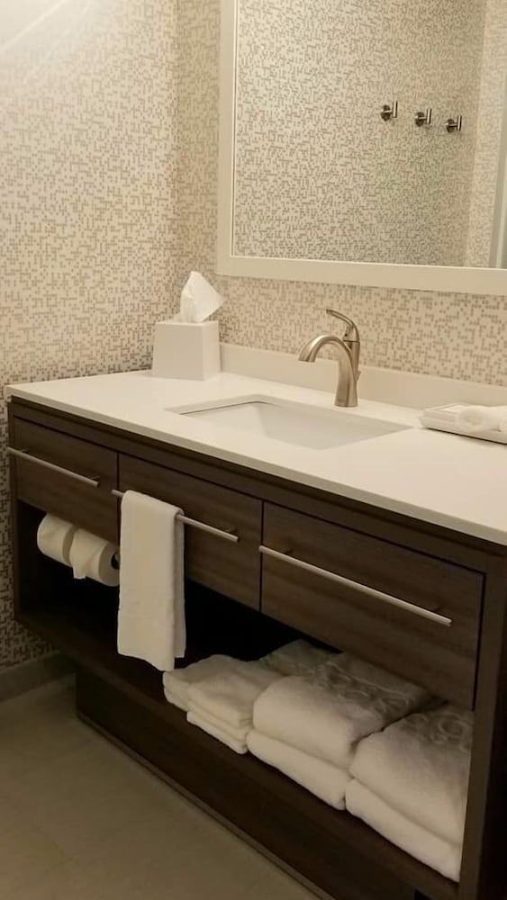 Home2 Suites by Hilton Fernandina Beach Amelia Island, FL — Hotel rooms in Amelia Island, Florida