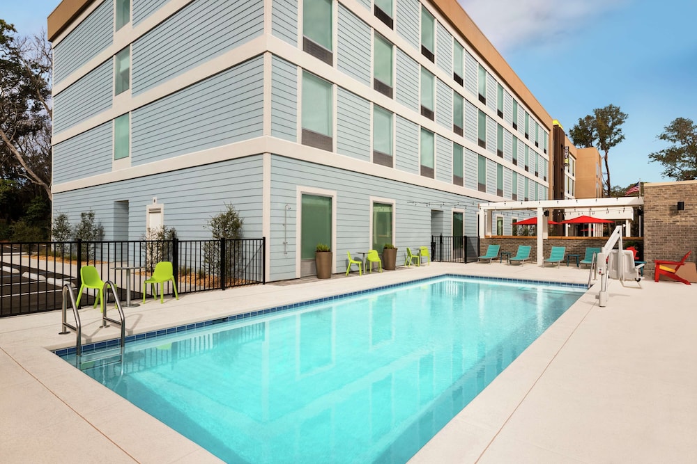 Home2 Suites by Hilton Fernandina Beach Amelia Island, FL — Swimming pool in Amelia Island, Florida