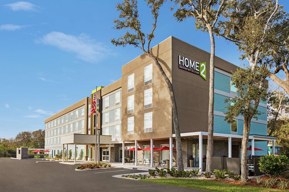 Home2 Suites by Hilton Fernandina Beach Amelia Island, FL — Hotel building in Amelia Island, Florida
