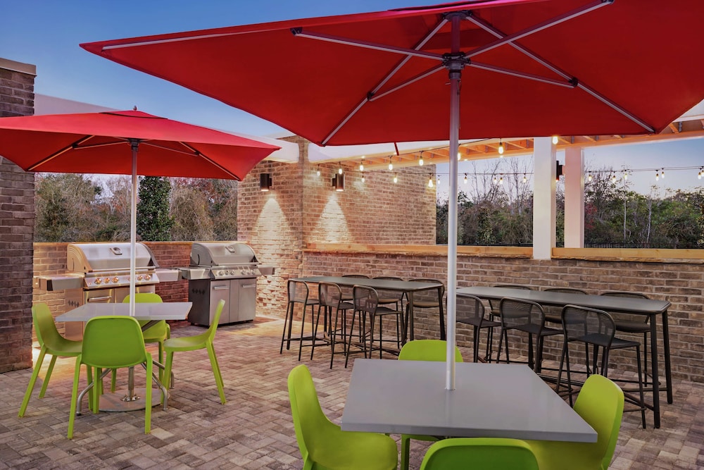 Home2 Suites by Hilton Fernandina Beach Amelia Island, FL — Restaurant & bars in Amelia Island, Florida