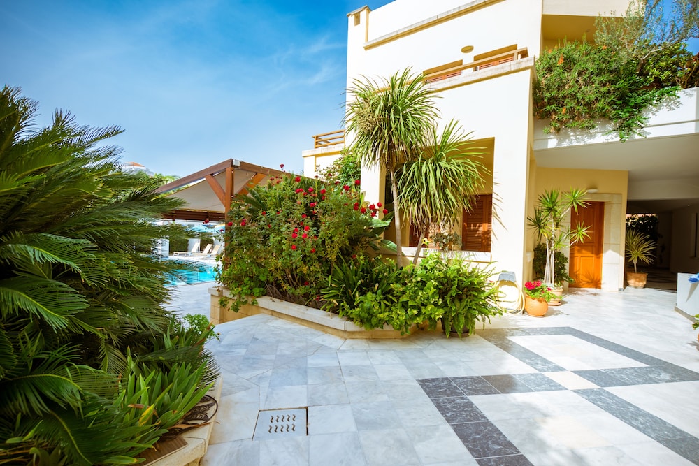 Anais Collection Hotels & Suites by GHH — Swimming pool in Chania