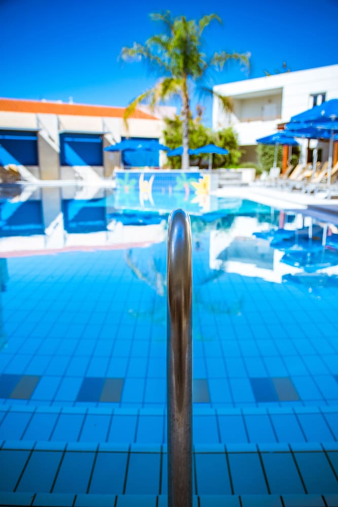 Anais Collection Hotels & Suites by GHH — Swimming pool in Chania