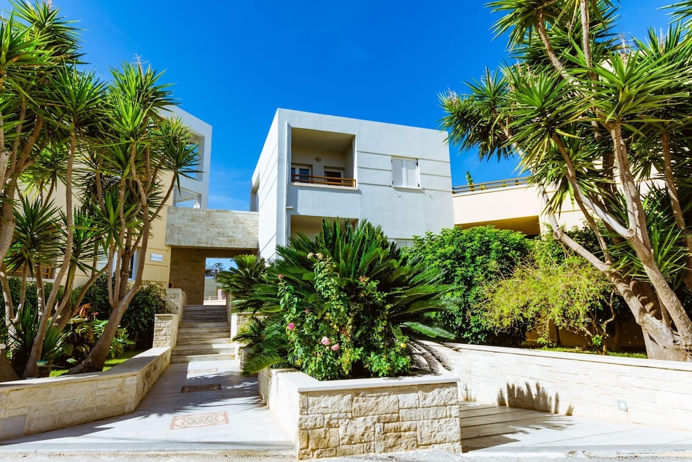 Anais Collection Hotels & Suites by GHH — Swimming pool in Chania